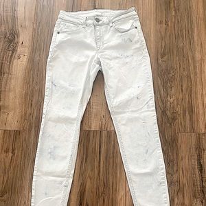 White/blue skinny jeans